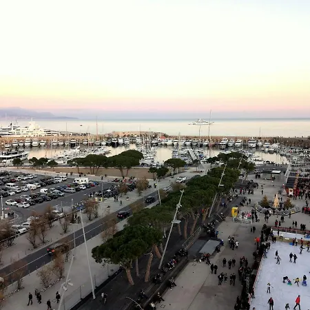 2p Dans Le Vieil Avec Balcon Sur La Marina Appartement Antibes