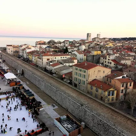 2p Dans Le Vieil Avec Balcon Sur La Marina Antibes