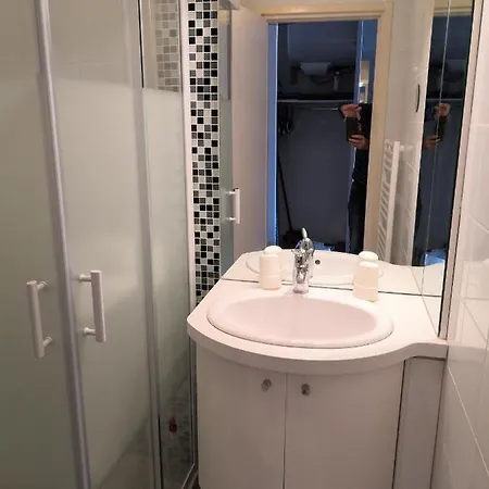 2p Dans Le Vieil Avec Balcon Sur La Marina