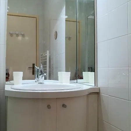 2p Dans Le Vieil Avec Balcon Sur La Marina Appartement Antibes