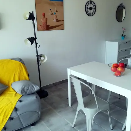 2p Dans Le Vieil Avec Balcon Sur La Marina *