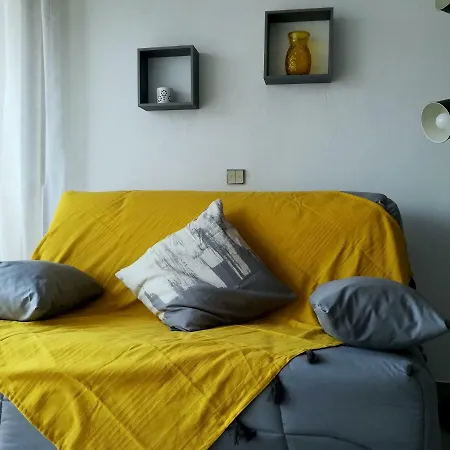 2p Dans Le Vieil Avec Balcon Sur La Marina Appartement Antibes