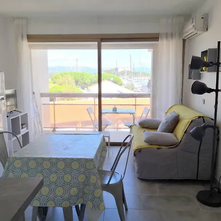 2p Dans Le Vieil Avec Balcon Sur La Marina *