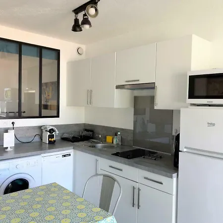2p Dans Le Vieil Avec Balcon Sur La Marina Appartement Antibes