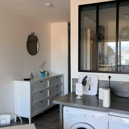 Appartement 2p Dans Le Vieil Avec Balcon Sur La Marina *