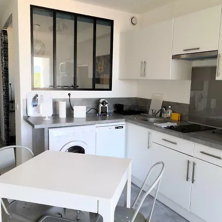 2p Dans Le Vieil Avec Balcon Sur La Marina * Antibes