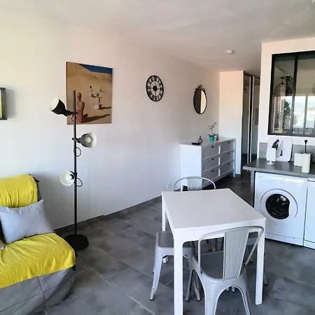 2p Dans Le Vieil Avec Balcon Sur La Marina *