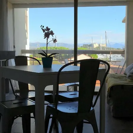 2p Dans Le Vieil Avec Balcon Sur La Marina