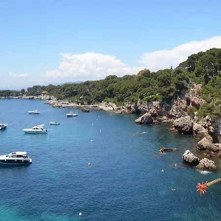 2p Dans Le Vieil Avec Balcon Sur La Marina * Antibes