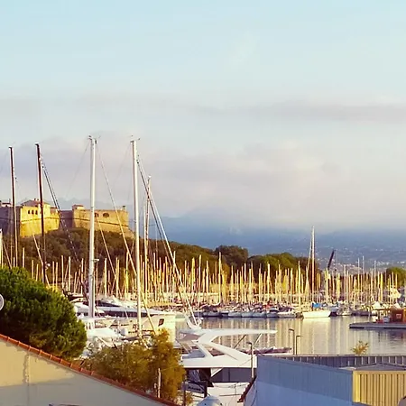 Appartement 2p Dans Le Vieil Avec Balcon Sur La Marina